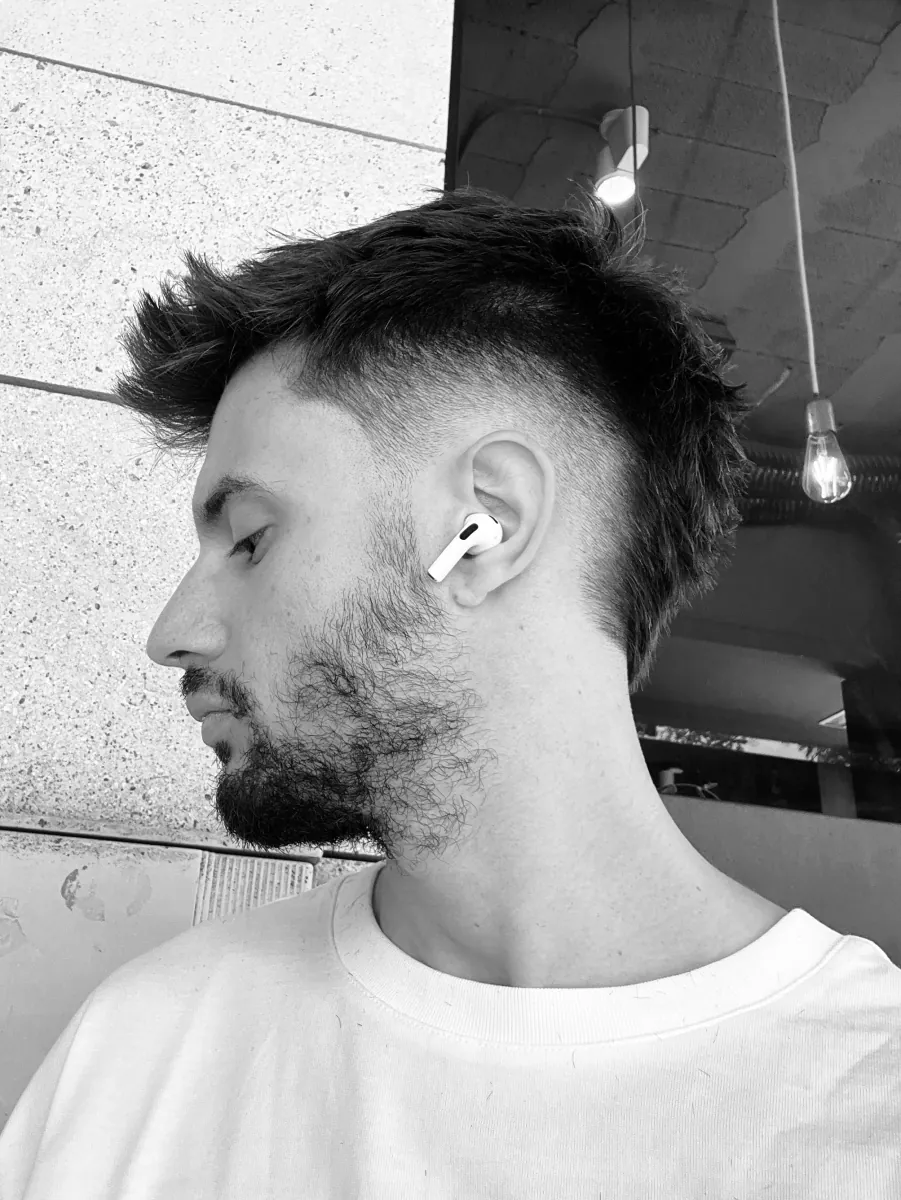 Ale G&oacute;mez &mdash; black-and-white profile portrait